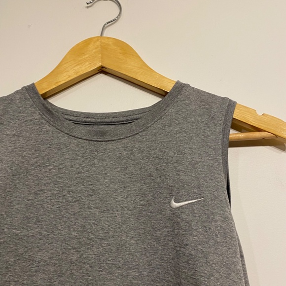 Nike Light Grey Crew Neck Sleeveless Muscle Tee Tank top Size Medium - Picture 3 of 3